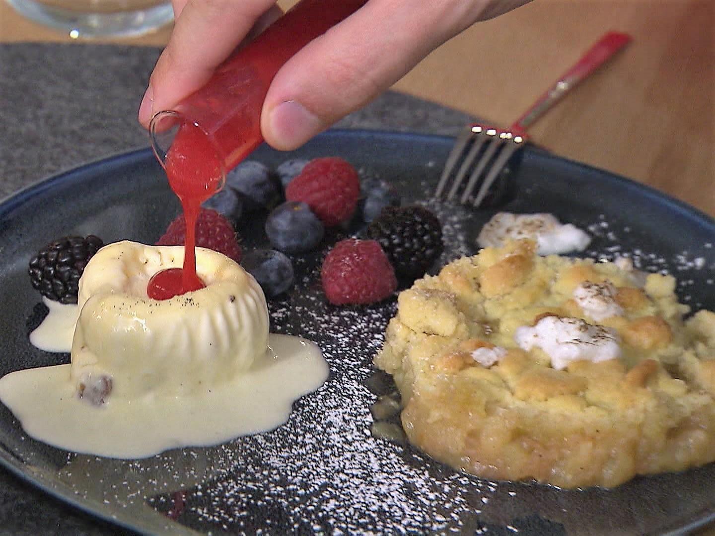 Bilder für Apple Crumble und Vanille Parfait an Früchten mit Erdbeersoße - Rezept