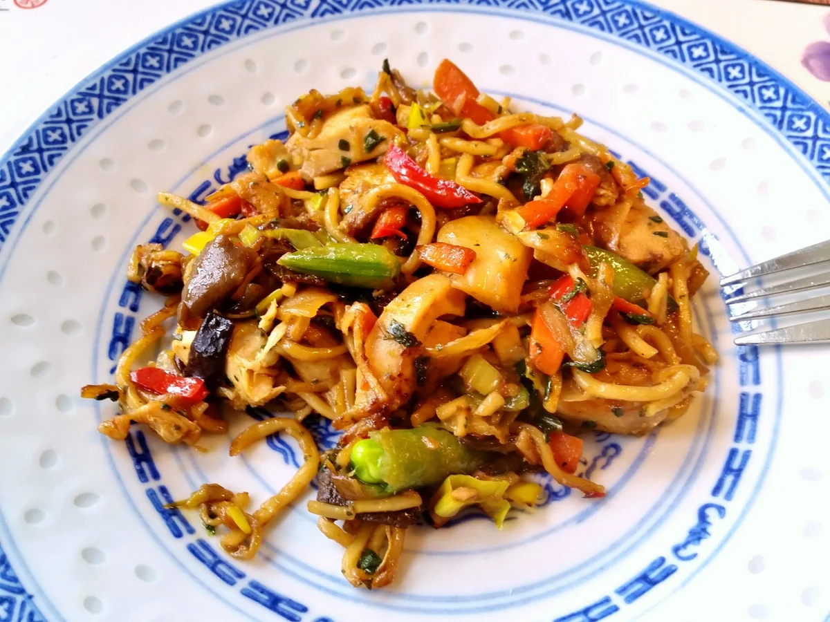 Gebratene Nudeln mit Huhn - Rezept - Bild Nr. 5583