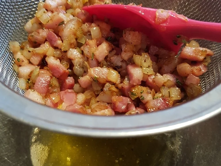 Deftiges Graubrot (mit Speck und Zwiebel) - Rezept - Bild Nr. 5433