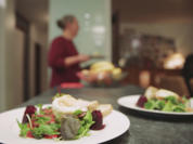 Salat mit warmem Ziegenkäse und Rote-Bete-Rosen - Rezept - Bild Nr. 2