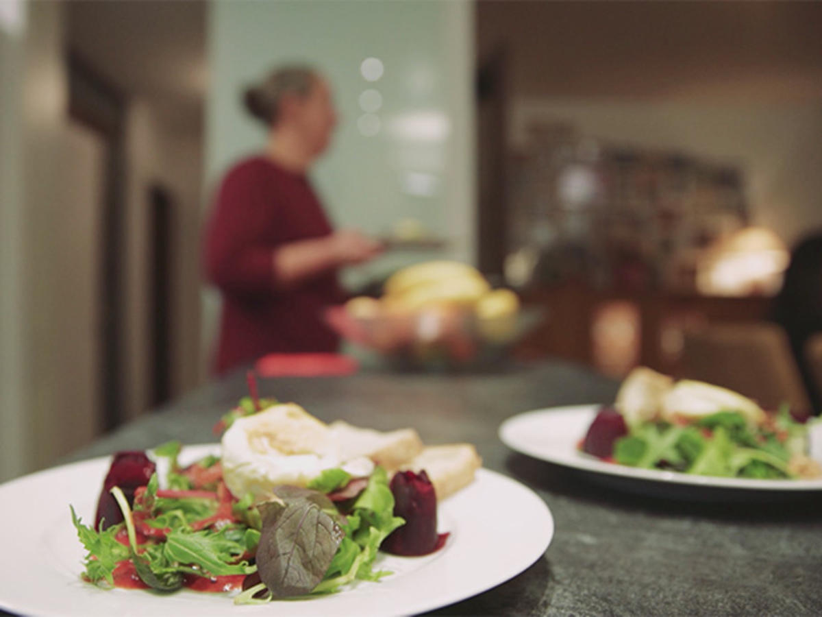 Bilder für Salat mit warmem Ziegenkäse und Rote-Bete-Rosen - Rezept