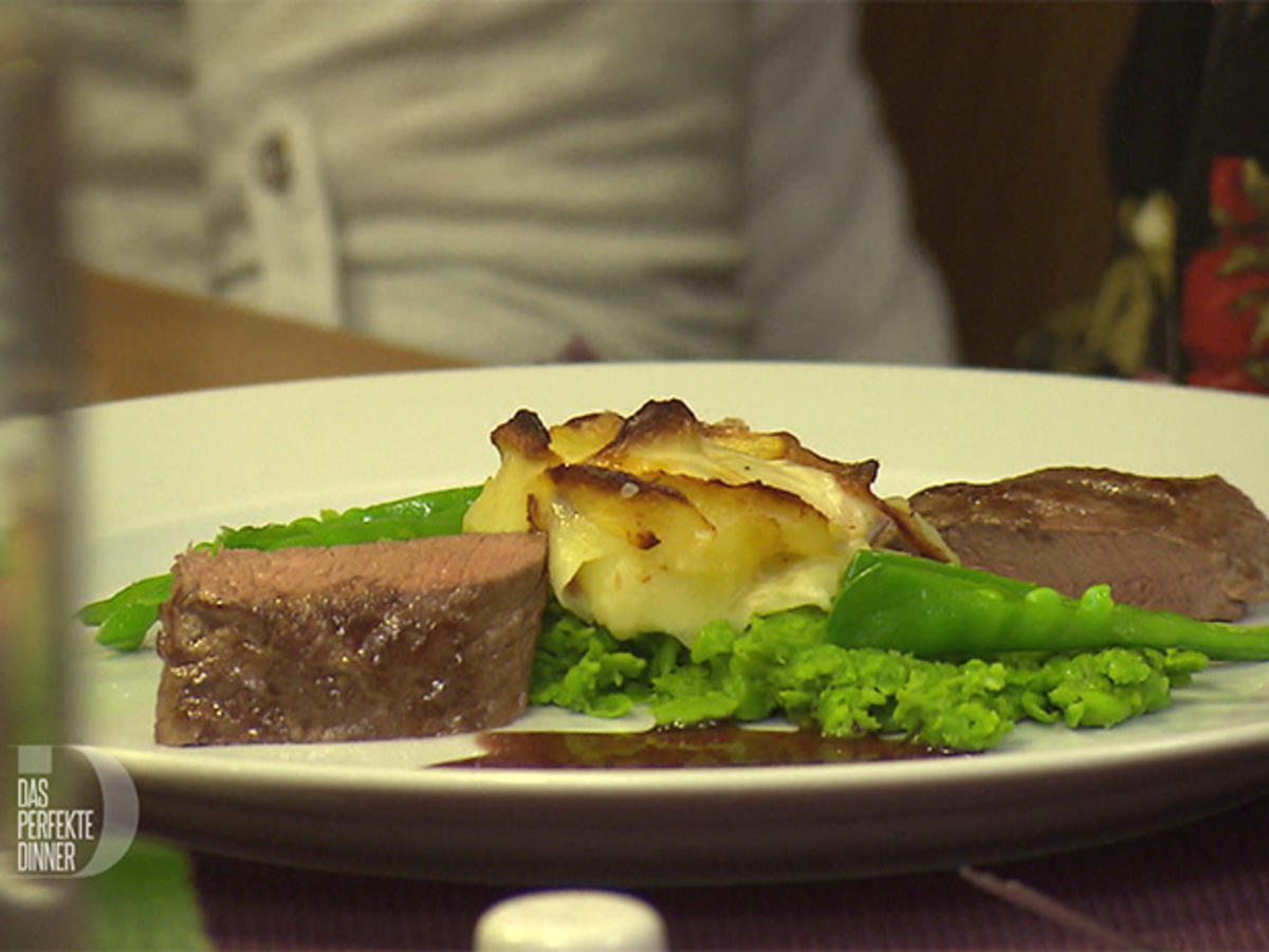 Bilder für Lammlachse mit Erbsen-Minze-Püree und Kartoffelrosen - Rezept