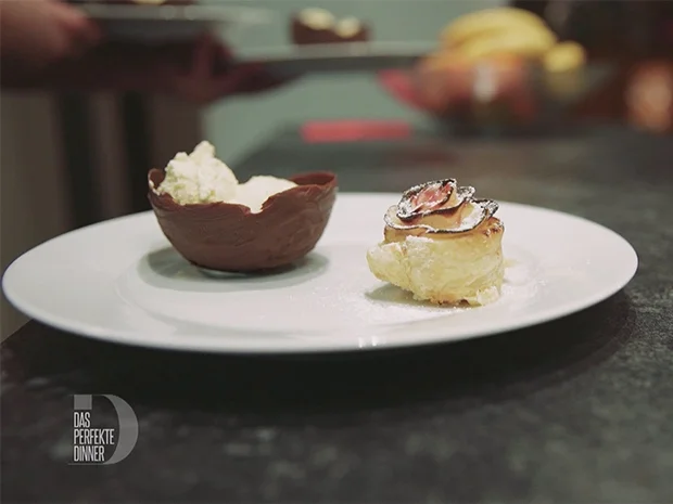 Rezept: Tonkabohneneis in der Schokoschale serviert, mit Blätterteig-Apfel-Rosen Bild Nr. 2 Tonkabohneneis in der Schokoschale serviert, mit Blätterteig-Apfel-Rosen - Rezept - Bild Nr. 2