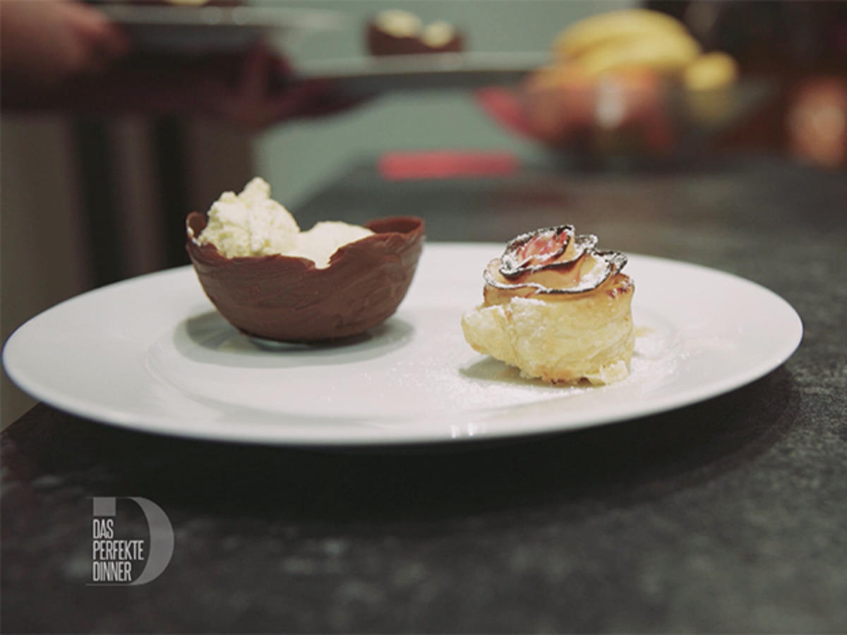 Tonkabohneneis in der Schokoschale serviert, mit Blätterteig-Apfel ...