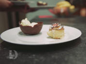 Tonkabohneneis in der Schokoschale serviert, mit Blätterteig-Apfel-Rosen - Rezept - Bild Nr. 2