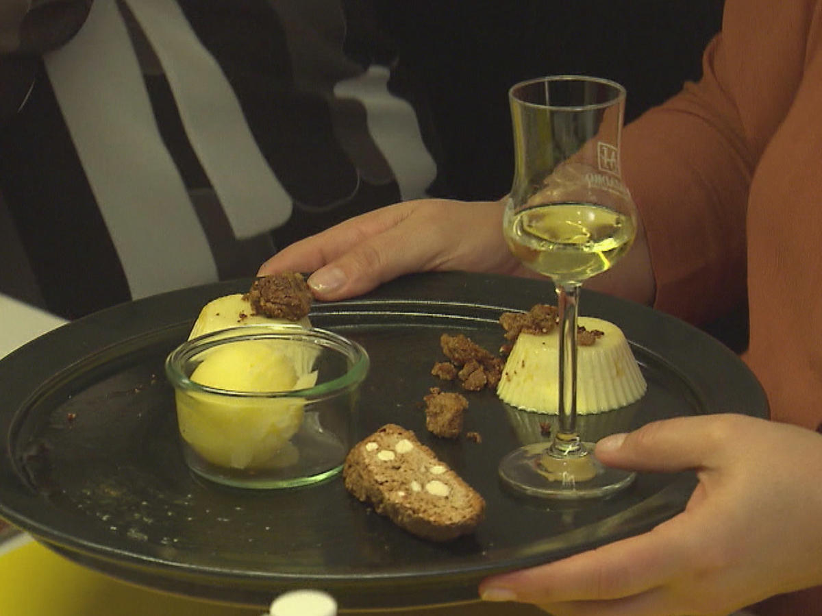 Orangen Pannacotta mit in Butter gebratenen Cantuccinibröseln und ...