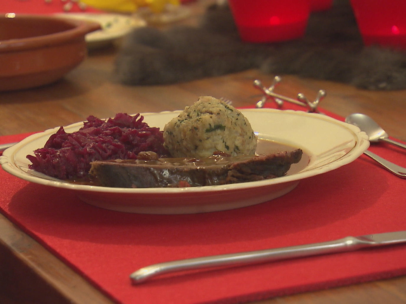 Bilder für Pferdesauerbraten mit Rotkohl und Klößen - Rezept