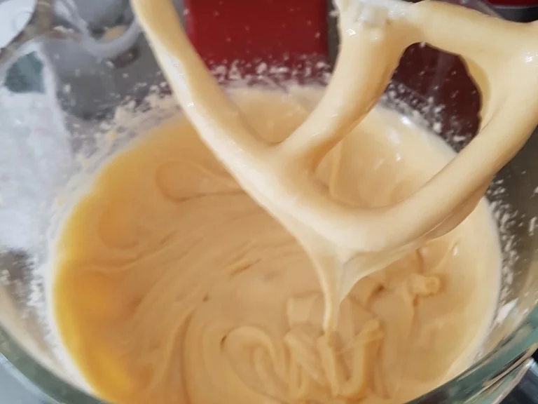 Rezept: "Windbeutel" mit Vanillesahnecreme u. Himbeerschokoglasur Bild Nr. 4 "Windbeutel" mit Vanillesahnecreme u. Himbeerschokoglasur - Rezept - Bild Nr. 4