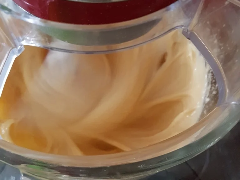 Rezept: "Windbeutel" mit Vanillesahnecreme u. Himbeerschokoglasur Bild Nr. 3 "Windbeutel" mit Vanillesahnecreme u. Himbeerschokoglasur - Rezept - Bild Nr. 3