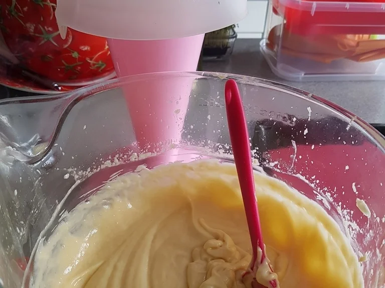 Rezept: "Windbeutel" mit Vanillesahnecreme u. Himbeerschokoglasur Bild Nr. 5 "Windbeutel" mit Vanillesahnecreme u. Himbeerschokoglasur - Rezept - Bild Nr. 5