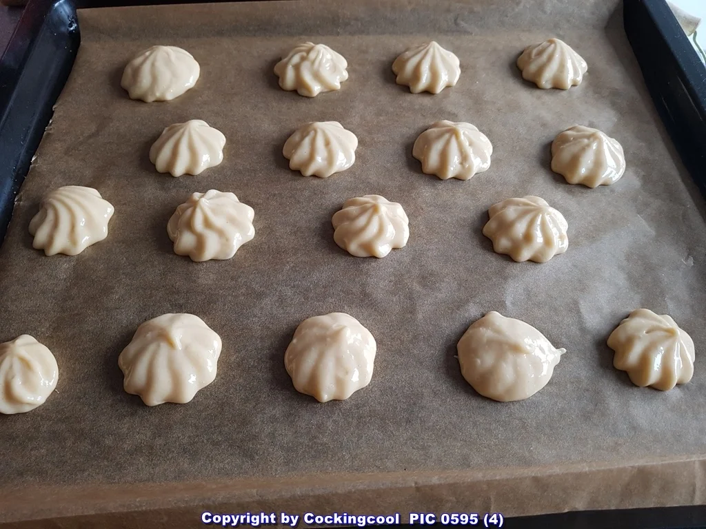 Rezept: "Windbeutel" mit Vanillesahnecreme u. Himbeerschokoglasur Bild Nr. 6 "Windbeutel" mit Vanillesahnecreme u. Himbeerschokoglasur - Rezept - Bild Nr. 6