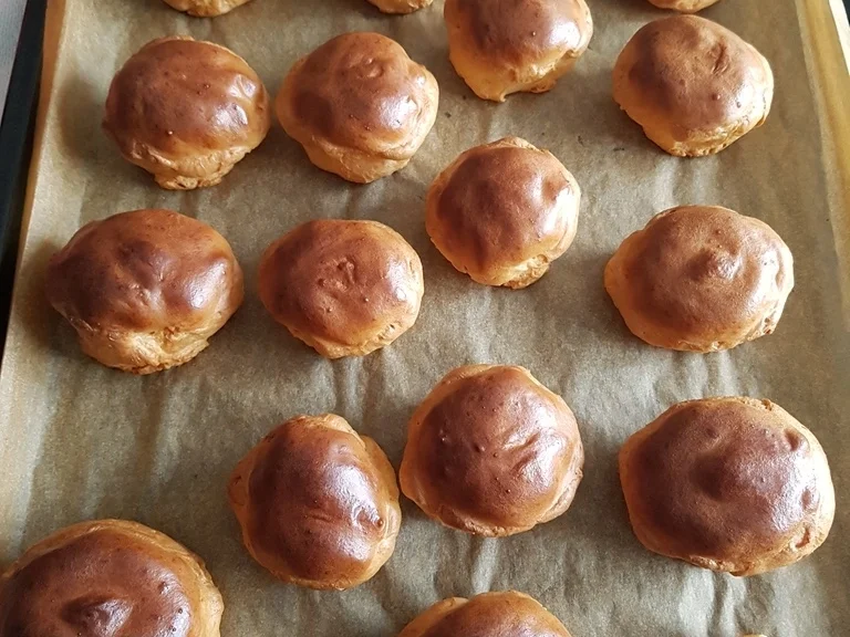 Rezept: "Windbeutel" mit Vanillesahnecreme u. Himbeerschokoglasur Bild Nr. 7 "Windbeutel" mit Vanillesahnecreme u. Himbeerschokoglasur - Rezept - Bild Nr. 7