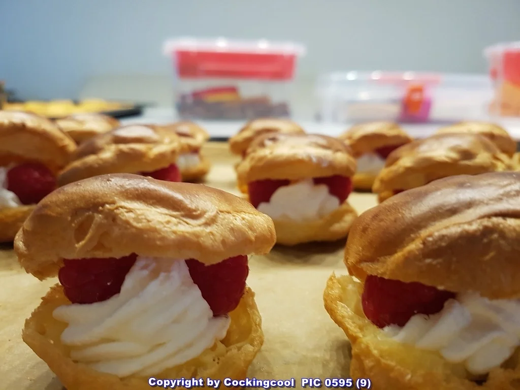 Rezept: "Windbeutel" mit Vanillesahnecreme u. Himbeerschokoglasur Bild Nr. 9 "Windbeutel" mit Vanillesahnecreme u. Himbeerschokoglasur - Rezept - Bild Nr. 9