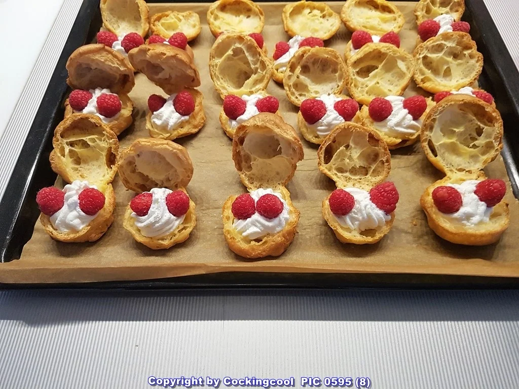 Rezept: "Windbeutel" mit Vanillesahnecreme u. Himbeerschokoglasur Bild Nr. 10 "Windbeutel" mit Vanillesahnecreme u. Himbeerschokoglasur - Rezept - Bild Nr. 10