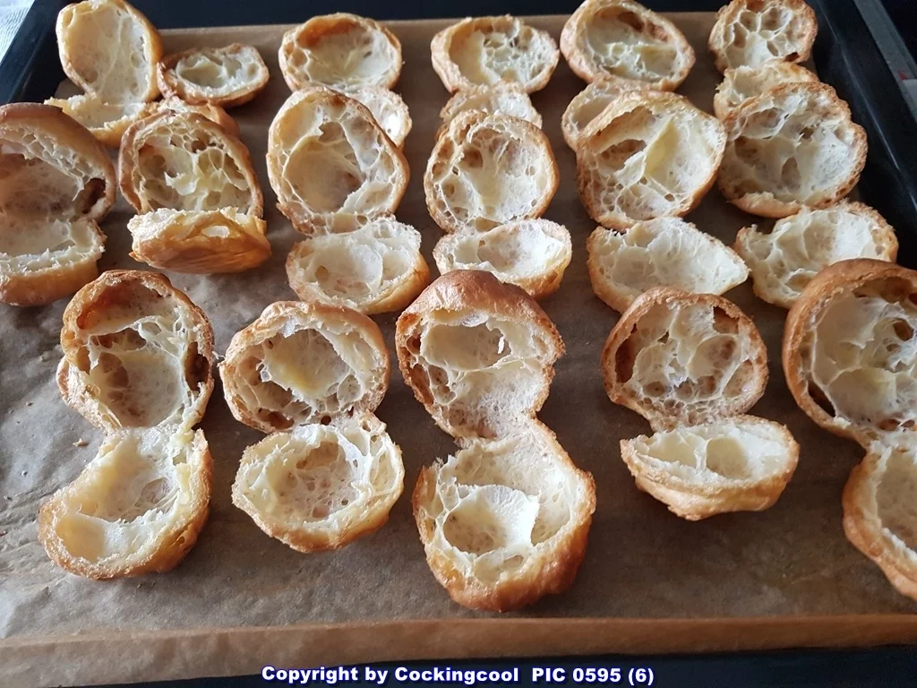 Rezept: "Windbeutel" mit Vanillesahnecreme u. Himbeerschokoglasur Bild Nr. 8 "Windbeutel" mit Vanillesahnecreme u. Himbeerschokoglasur - Rezept - Bild Nr. 8