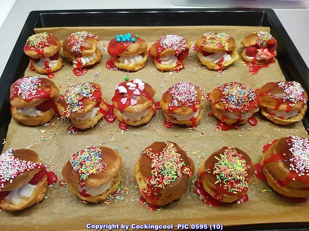 Rezept: "Windbeutel" mit Vanillesahnecreme u. Himbeerschokoglasur Bild Nr. 11 "Windbeutel" mit Vanillesahnecreme u. Himbeerschokoglasur - Rezept - Bild Nr. 11