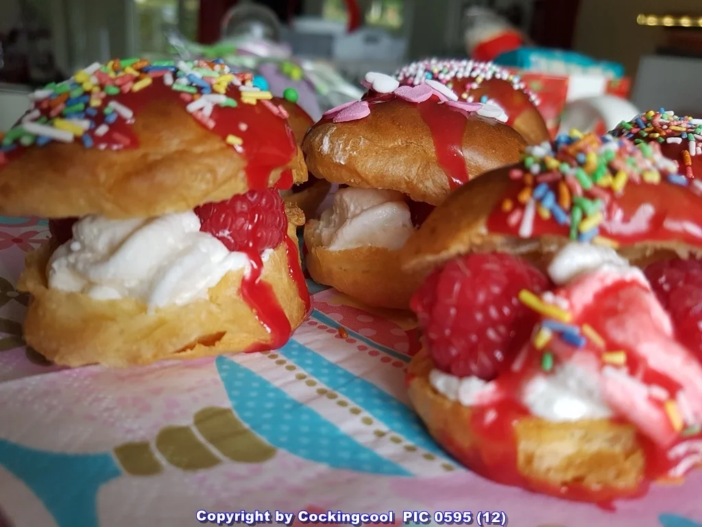 Rezept: "Windbeutel" mit Vanillesahnecreme u. Himbeerschokoglasur Bild Nr. 12 "Windbeutel" mit Vanillesahnecreme u. Himbeerschokoglasur - Rezept - Bild Nr. 12