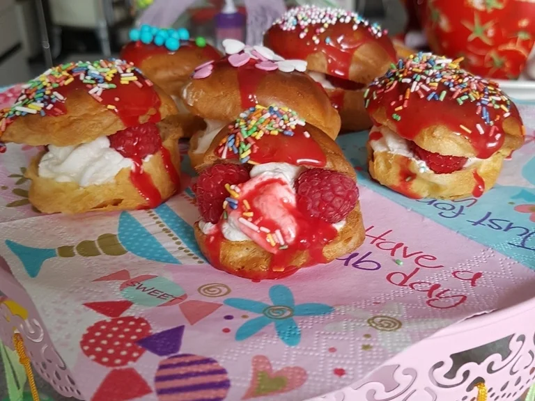 Rezept: "Windbeutel" mit Vanillesahnecreme u. Himbeerschokoglasur Bild Nr. 13 "Windbeutel" mit Vanillesahnecreme u. Himbeerschokoglasur - Rezept - Bild Nr. 13