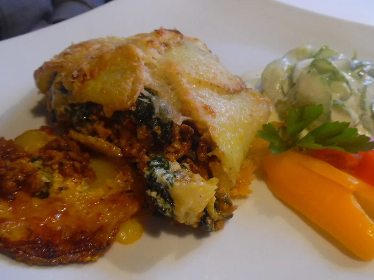 Kartoffel-Hackfleisch-Rolle mit Gurkensalat - Rezept - Bild Nr. 5422