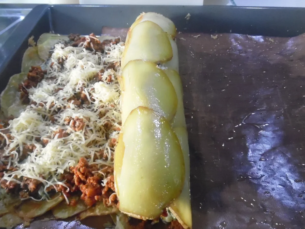 Kartoffel-Hackfleisch-Rolle mit Gurkensalat - Rezept - Bild Nr. 5424