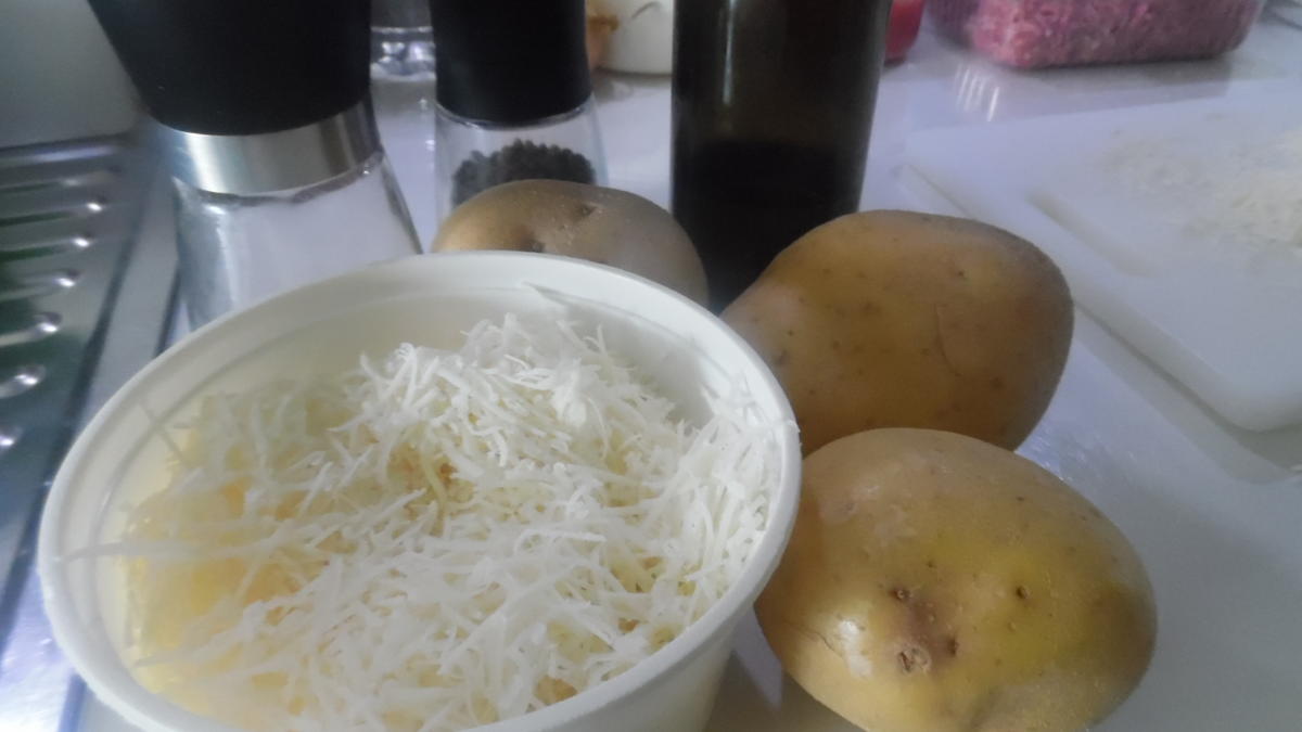 Kartoffel-Hackfleisch-Rolle mit Gurkensalat - Rezept - Bild Nr. 5436
