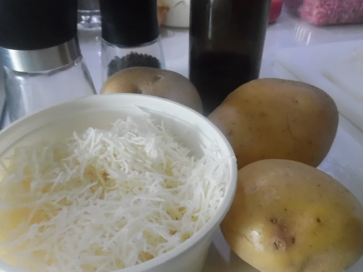 Kartoffel-Hackfleisch-Rolle mit Gurkensalat - Rezept - Bild Nr. 5436