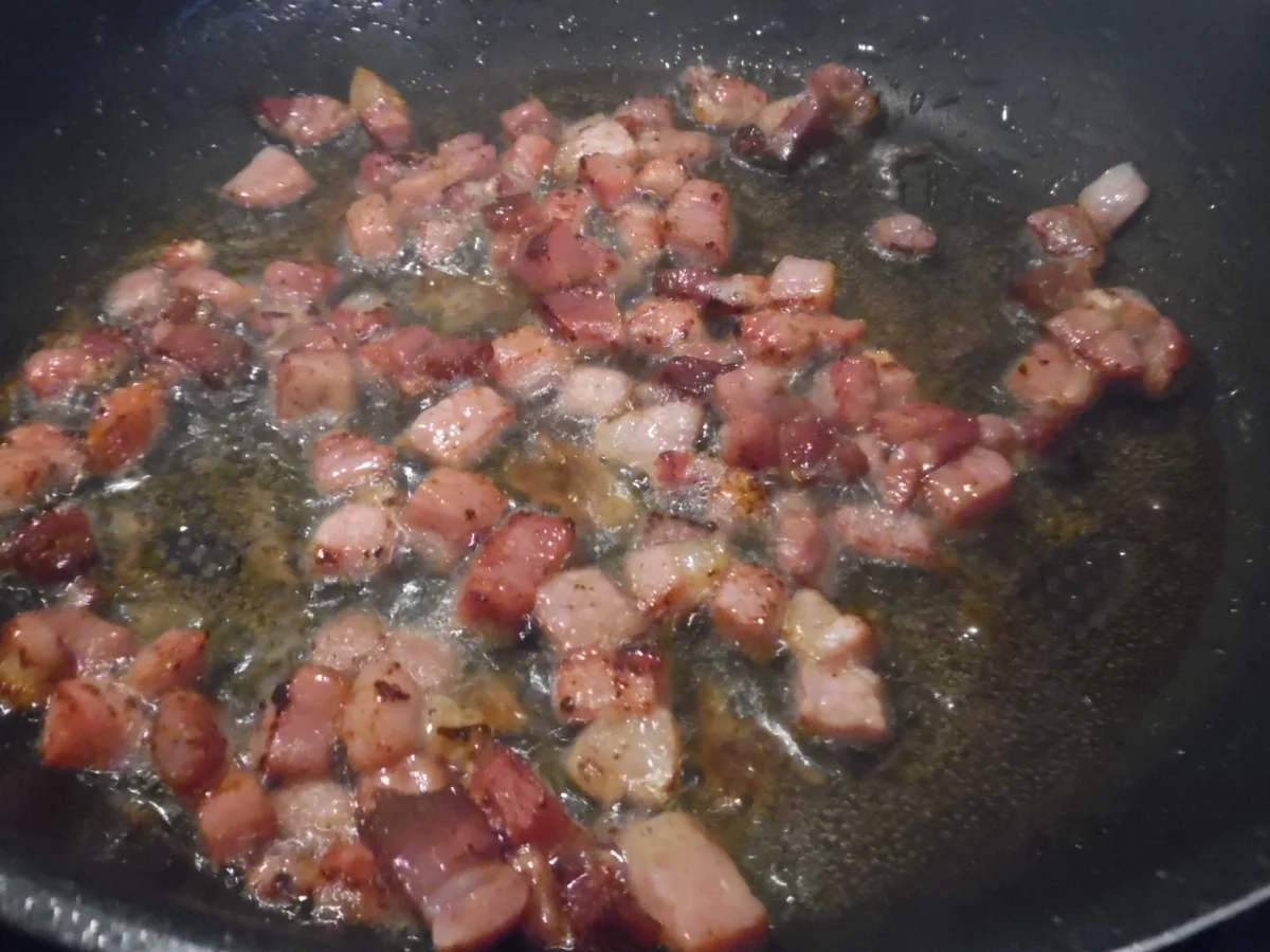 Skrei-Filet mit Rahm-Schmor-Gurken und Speck-Croutons - Rezept - Bild Nr. 3