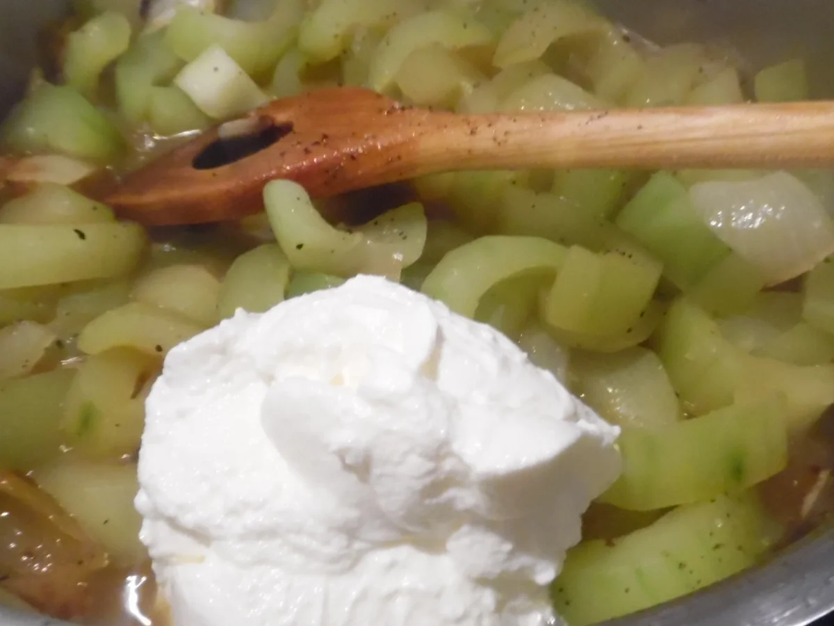 Skrei-Filet mit Rahm-Schmor-Gurken und Speck-Croutons - Rezept - Bild Nr. 5