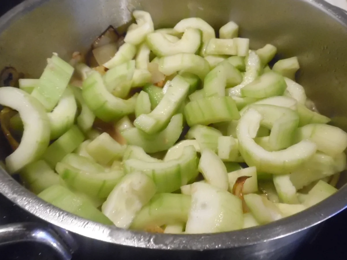 Skrei-Filet mit Rahm-Schmor-Gurken und Speck-Croutons - Rezept - Bild Nr. 6