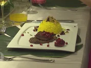 Safranreis garniert mit karamellisierten Berberitzen, gerösteten Mandeln und Pistazien - Rezept - Bild Nr. 2