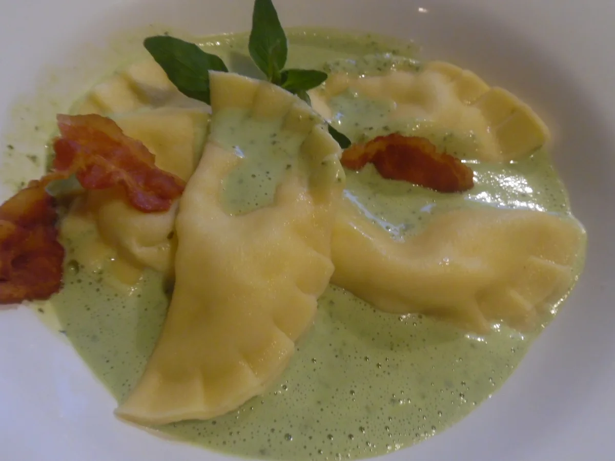 Ravioli mit Käsefüllung und Basilikum-Sahne-Soße - Rezept - Bild Nr. 5428