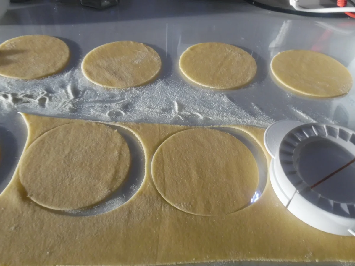 Ravioli mit Käsefüllung und Basilikum-Sahne-Soße - Rezept - Bild Nr. 5431