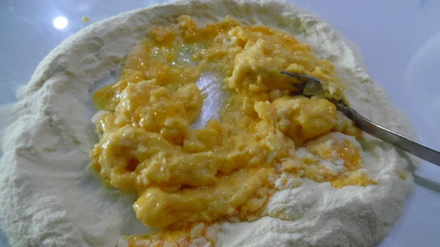 Ravioli mit Käsefüllung und Basilikum-Sahne-Soße - Rezept - kochbar.de