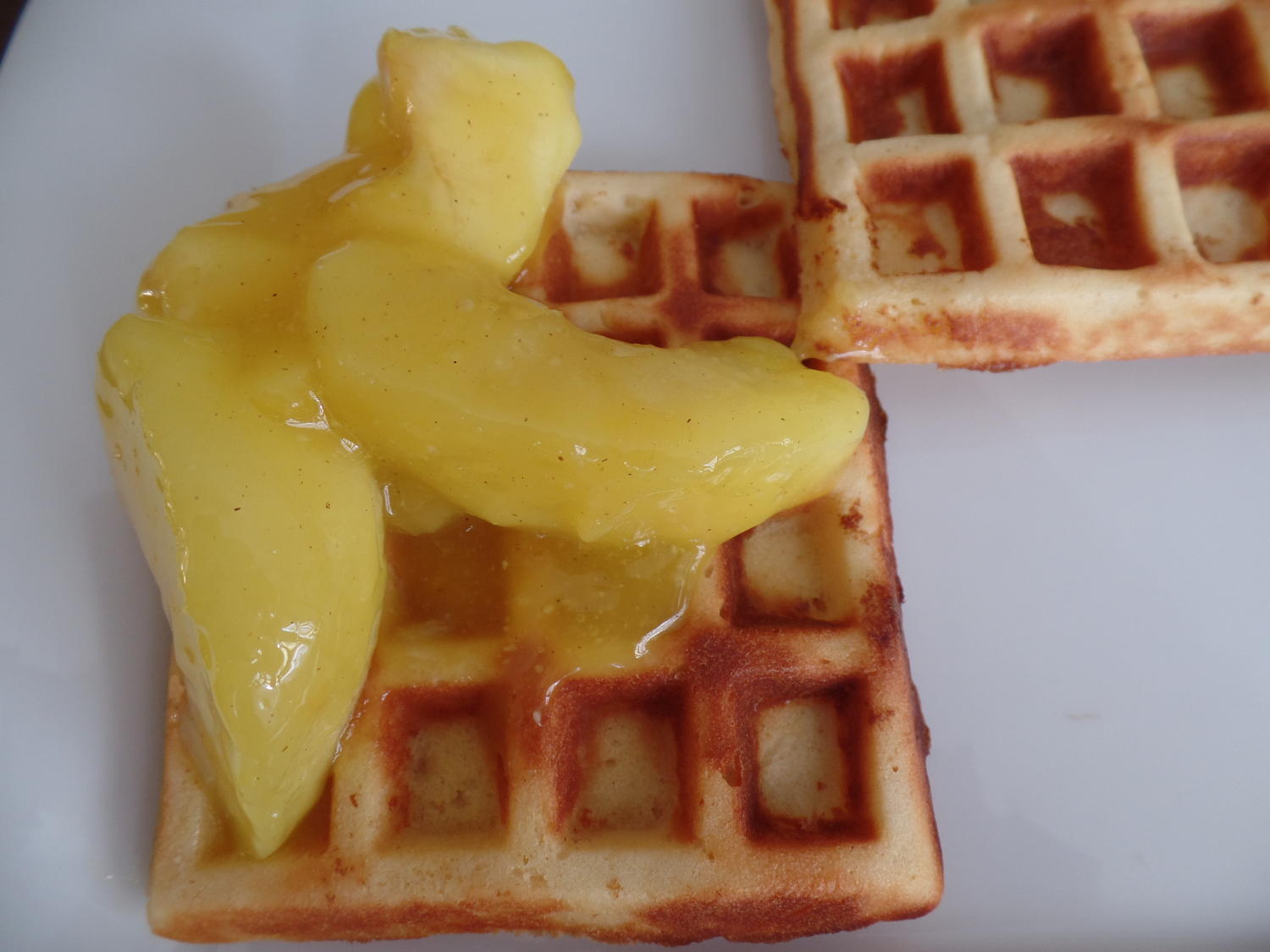 Buttermilch-Marzipanwaffeln mit Apfelkompott - Rezept - kochbar.de