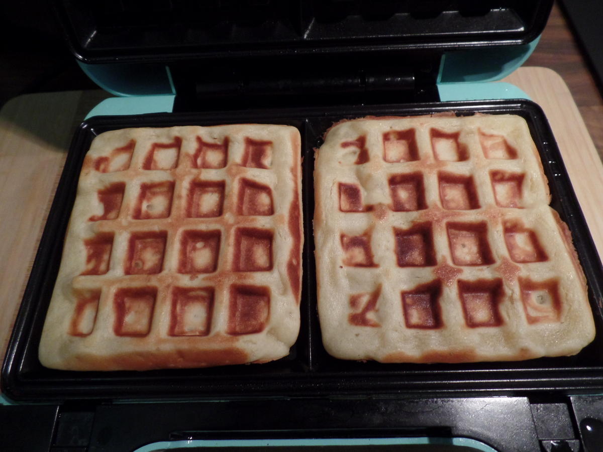 Buttermilch-Marzipanwaffeln mit Apfelkompott - Rezept - kochbar.de