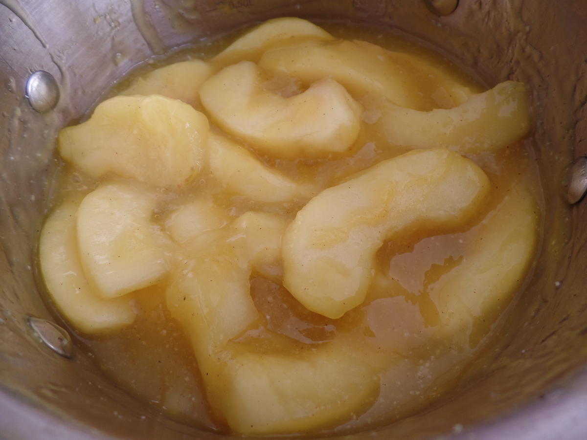 Buttermilch-Marzipanwaffeln mit Apfelkompott - Rezept - Bild Nr. 5440