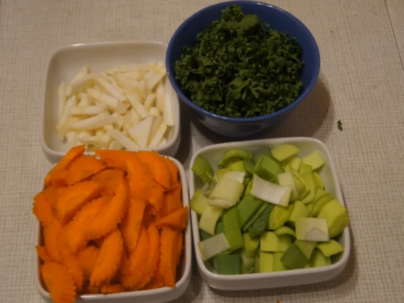 Kräftige Rindfleischsuppe mit Suppengemüse - Rezept - Bild Nr. 5477