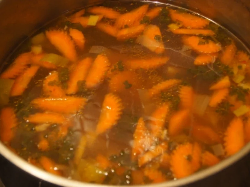 Kräftige Rindfleischsuppe mit Suppengemüse - Rezept - Bild Nr. 5481