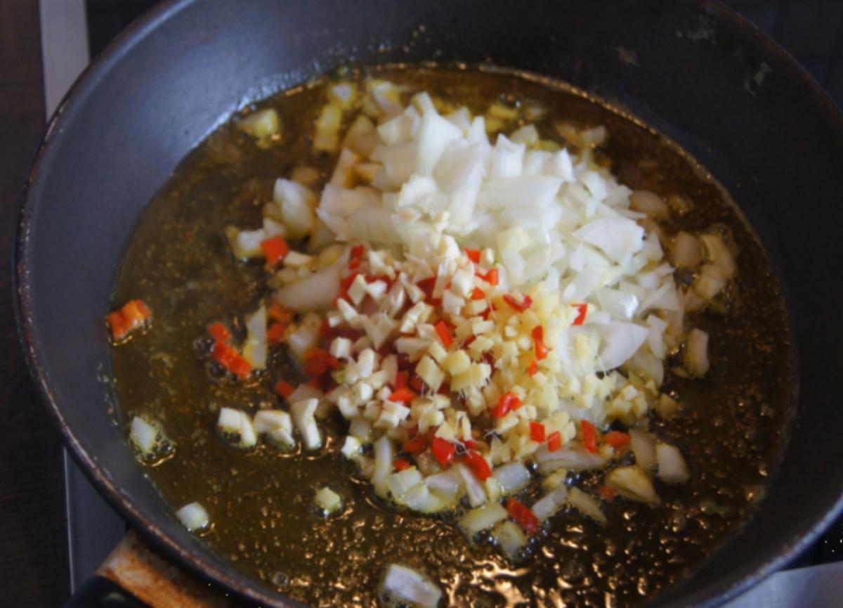 Eiercurry mit Tomaten und Fladenbrot - Rezept - Bild Nr. 5482