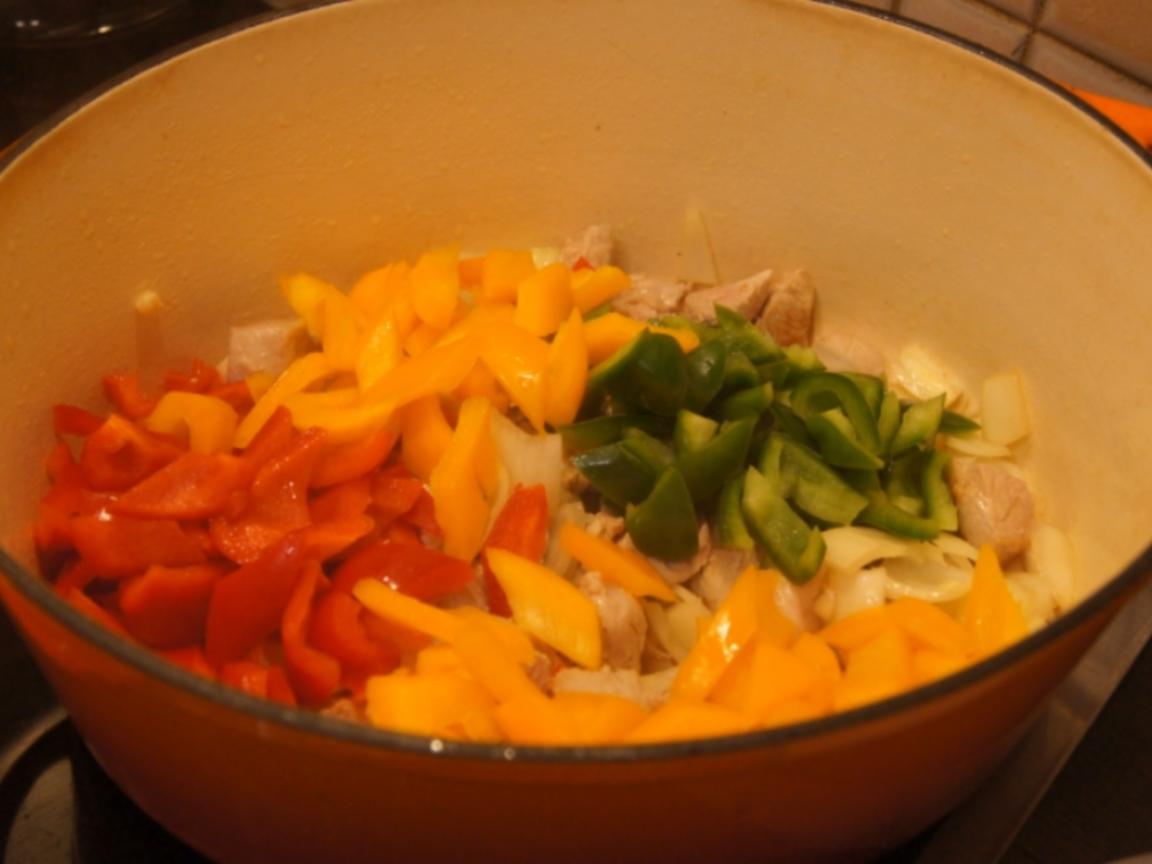 Schweine Rahm Gulasch mit Paprikamix und Champignons - einfach - von ...