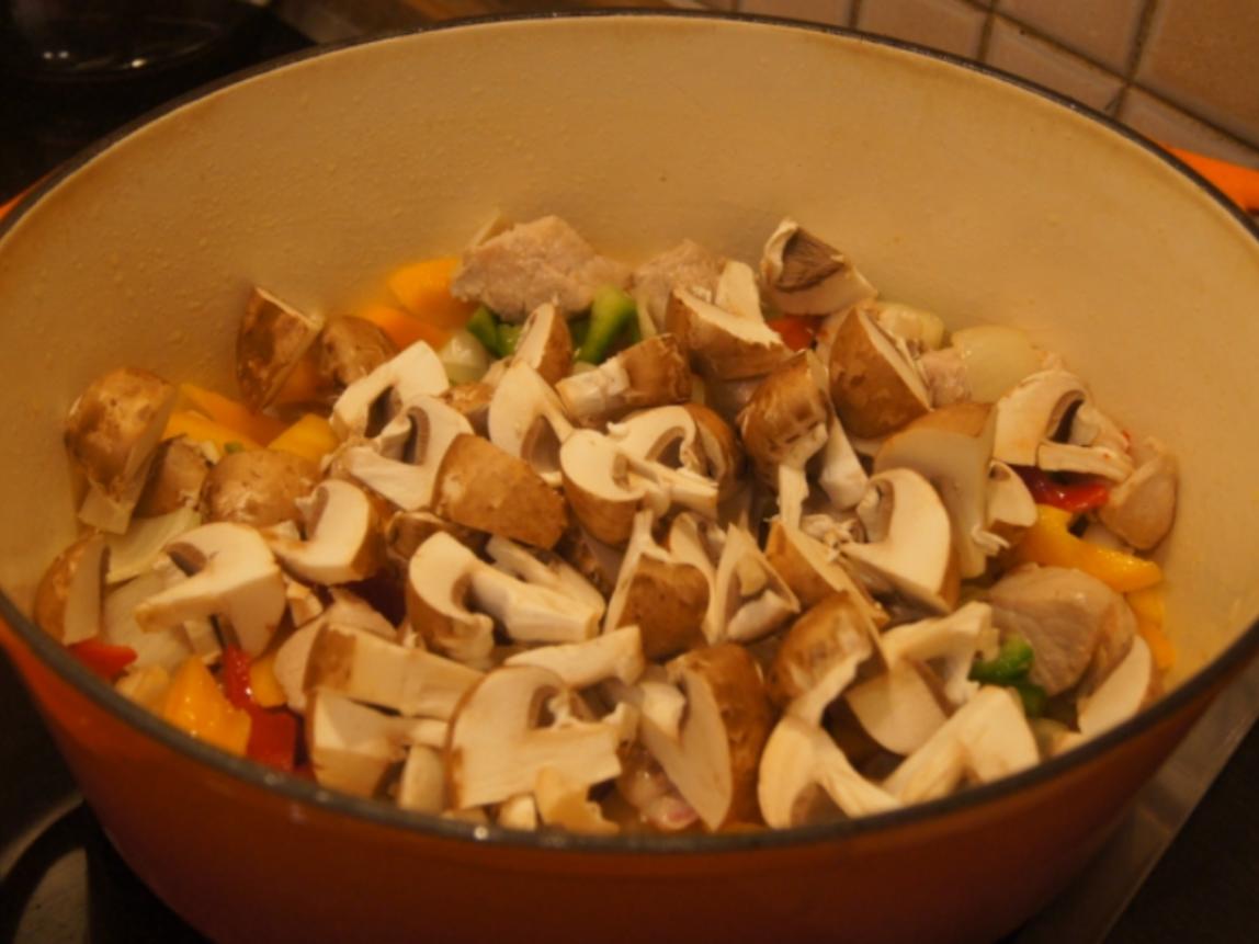 Schweine-Rahm-Gulasch mit Paprikamix und Champignons - Rezept - kochbar.de