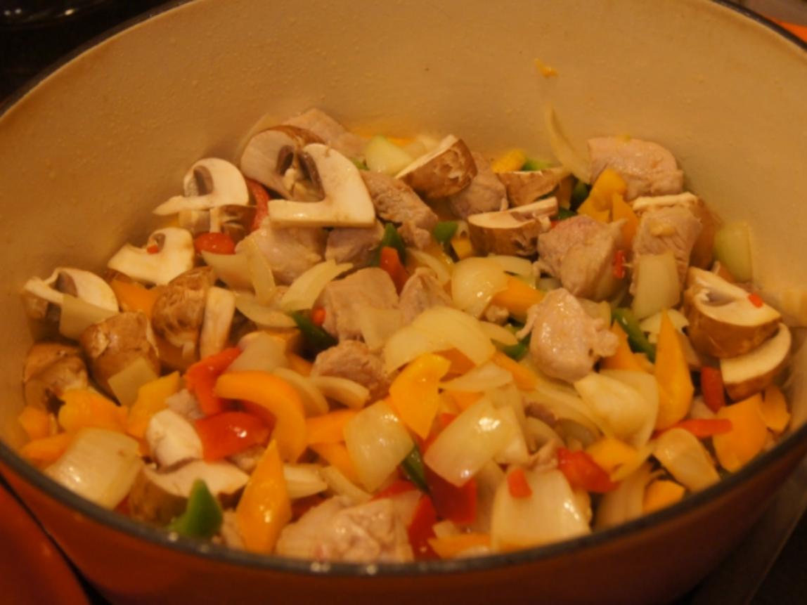 Schweine-Rahm-Gulasch mit Paprikamix und Champignons - Rezept - kochbar.de