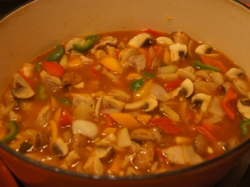 Schweine-Rahm-Gulasch mit Paprikamix und Champignons - Rezept - Bild Nr. 5494