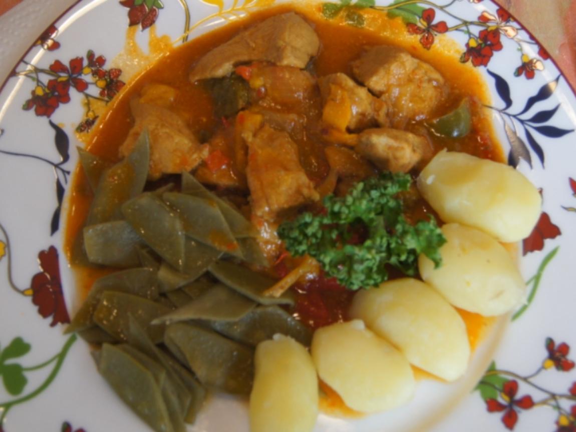 Schweine-Rahm-Gulasch mit Paprikamix und Champignons - Rezept - kochbar.de