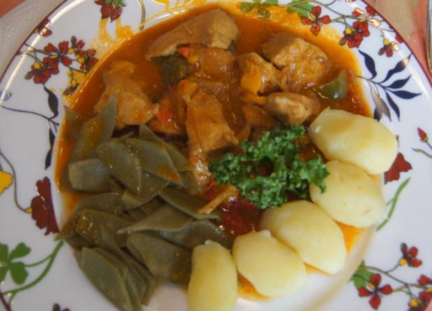Schweine-Rahm-Gulasch mit Paprikamix und Champignons - Rezept - kochbar.de