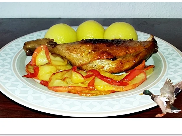 Barbarie Entenschenkel mit  Apfelscheiben  & Klöße - Rezept - Bild Nr. 5494