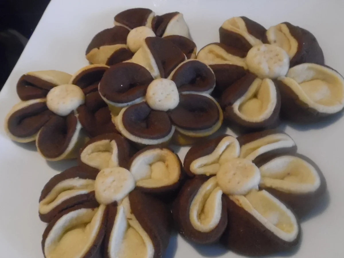 Schwarz-Weiss-Gebäck-Blumen - Rezept - Bild Nr. 5484