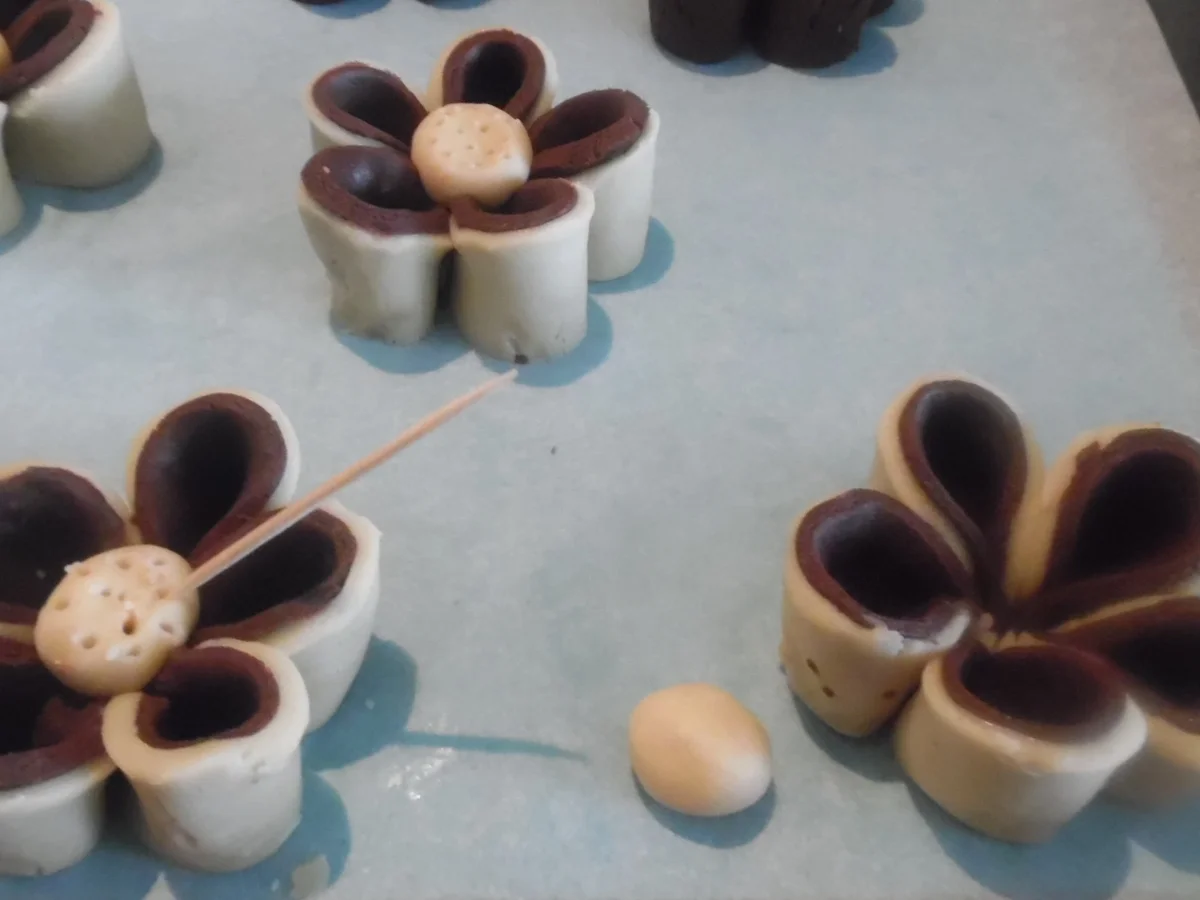 Schwarz-Weiss-Gebäck-Blumen - Rezept - Bild Nr. 5485