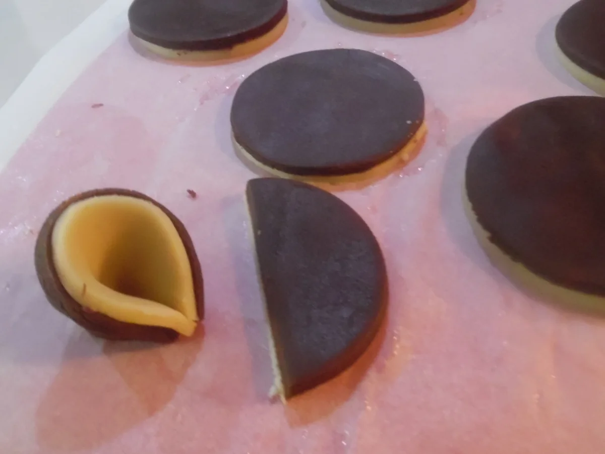 Schwarz-Weiss-Gebäck-Blumen - Rezept - Bild Nr. 5487