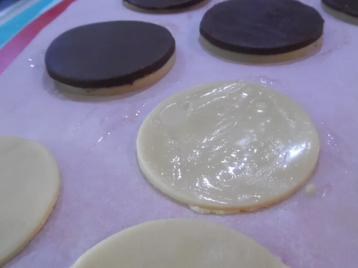 Schwarz-Weiss-Gebäck-Blumen - Rezept - Bild Nr. 5488